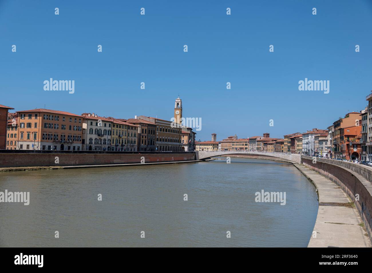 Skyline di Pisa sul fiume amo che scorre attraverso la città sotto il Ponte di mezzo e l'edificio con una torre è Palazzo Pretori Foto Stock