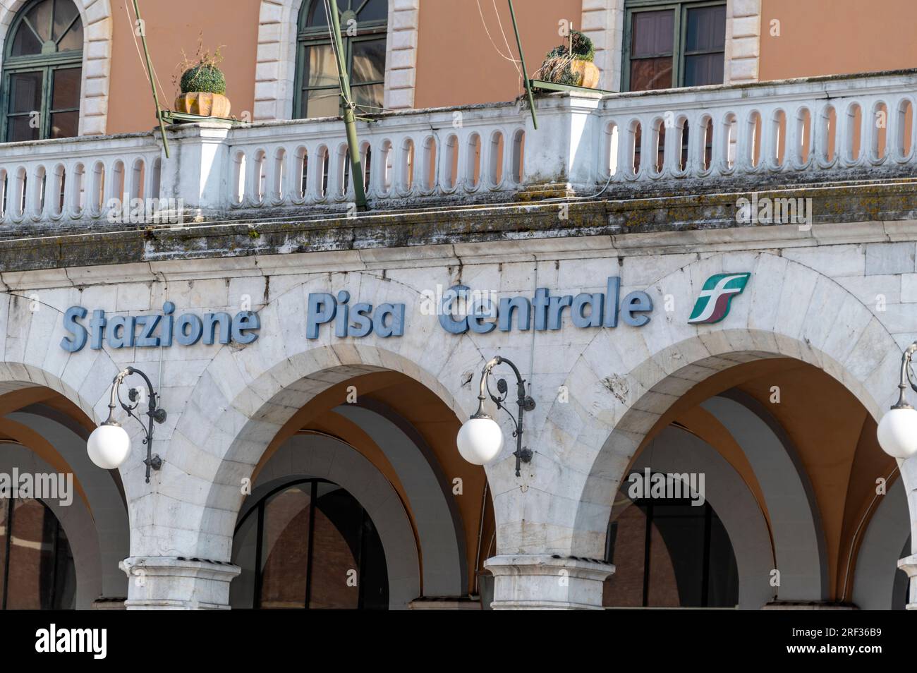 La stazione di Pisa Central è una stazione ferroviaria italiana situata a Pisa, nella regione Toscana. Foto Stock