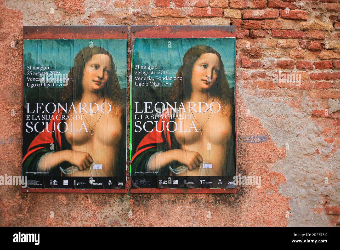 Venezia, Italia - 21 luglio 2019: Poster dell'evento sulla vecchia parete di Venezia Foto Stock