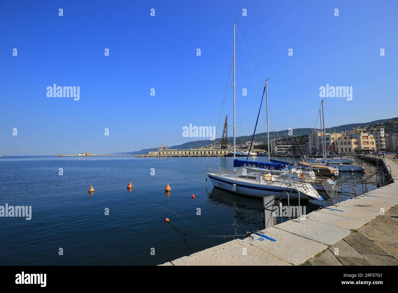 Barche a vela ormeggiate vicino alla riva di Trieste Foto Stock