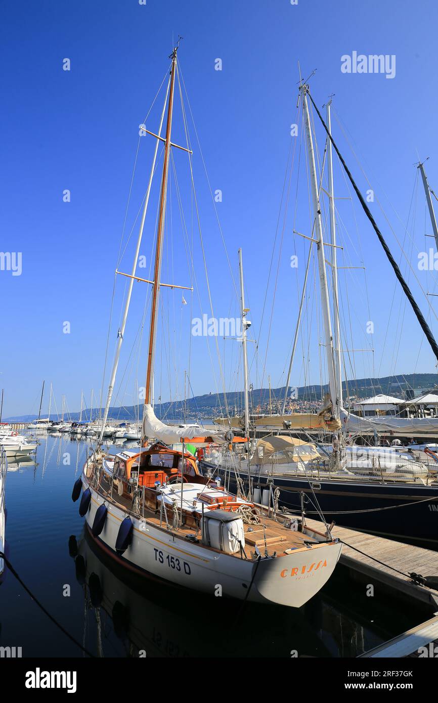 Barche a vela ormeggiate vicino alla riva di Trieste Foto Stock