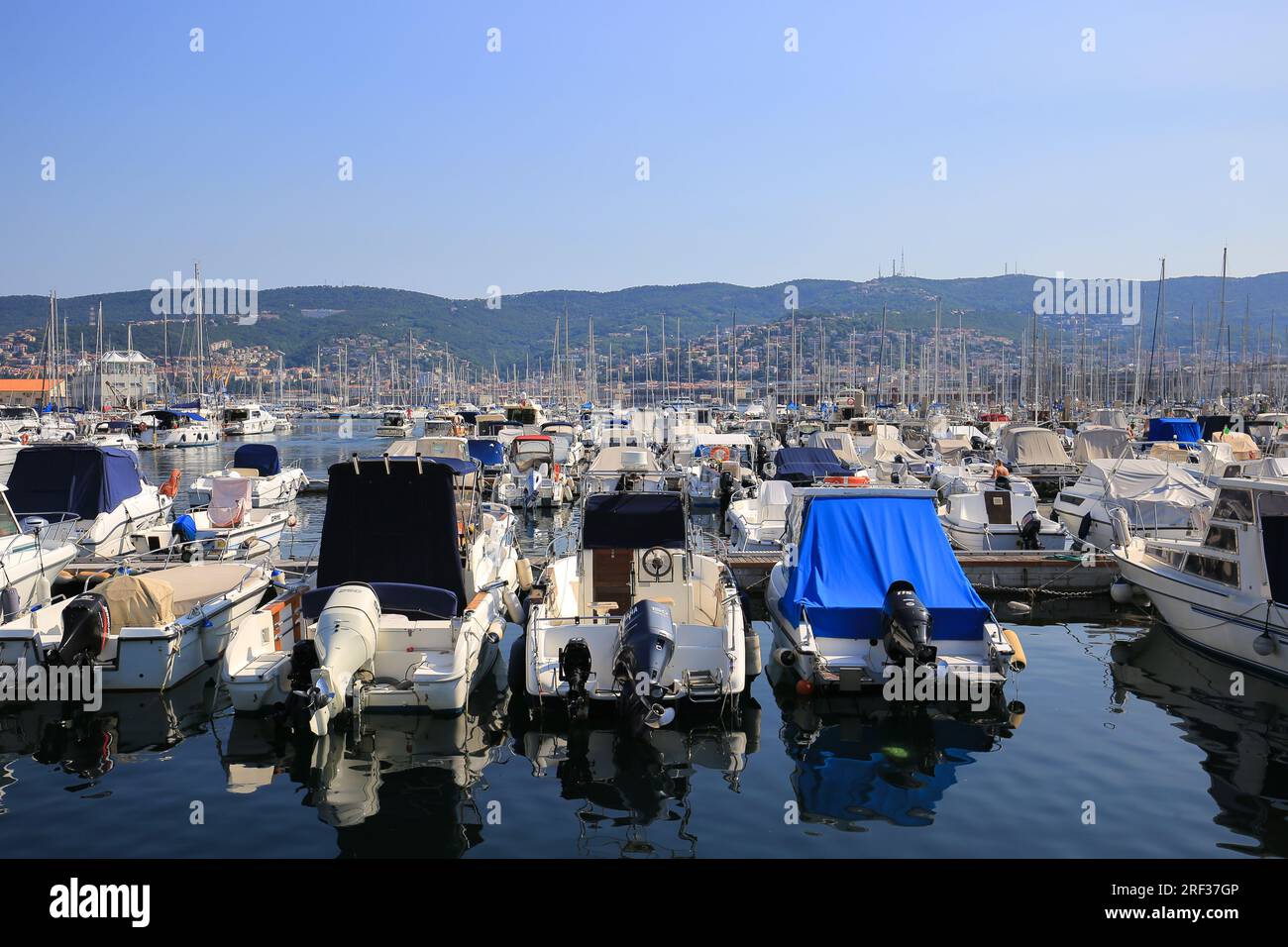 Barche a motore e a vela ormeggiate nel porticciolo di Trieste Foto Stock
