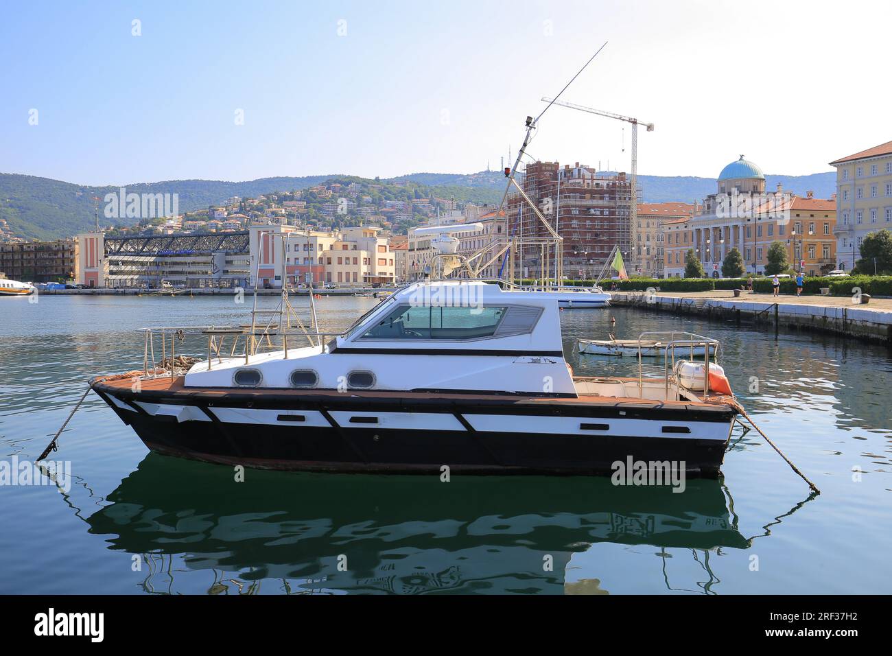 Vecchia barca a motore ormeggiata nella città di Trieste Foto Stock