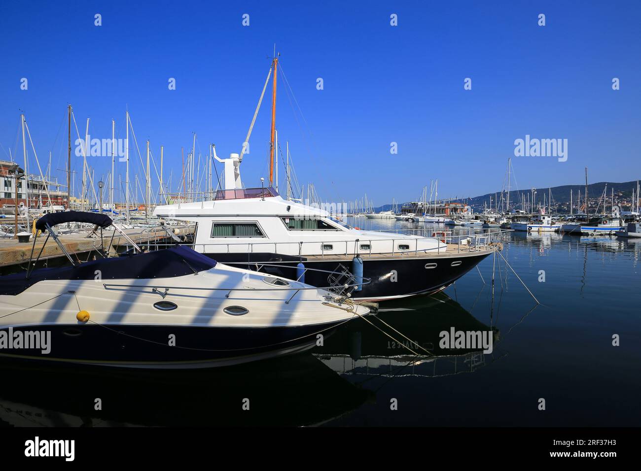 Barche a motore ormeggiate nel porticciolo di Trieste Foto Stock