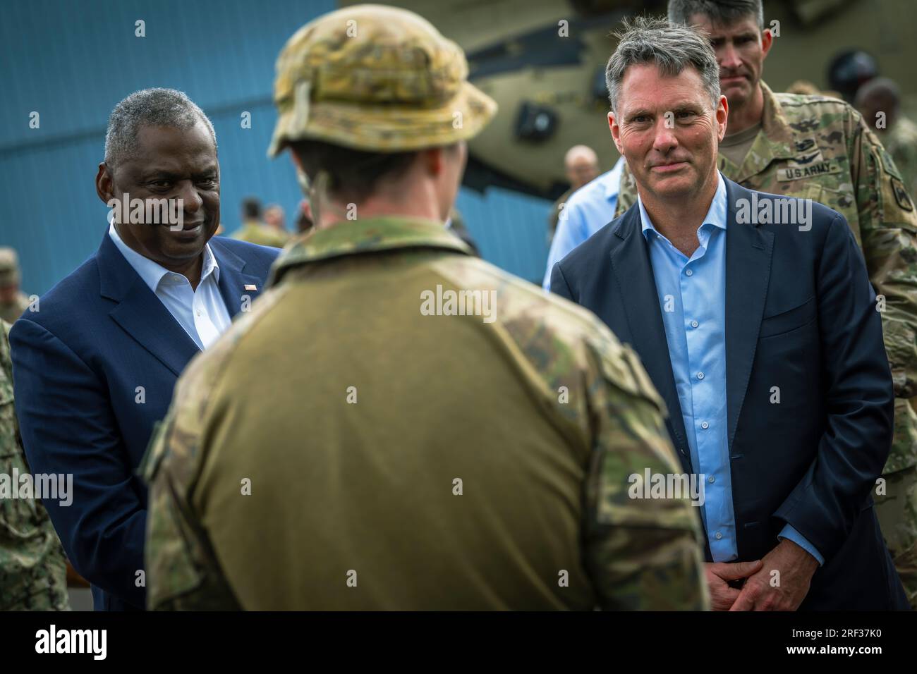 Townsville, Australia. 30 luglio 2023. STATI UNITI Segretario della difesa Lloyd Austin, sinistra, e Ministro della difesa australiano Richard Marles, destra, visita con le truppe australiane durante l'esercitazione militare multilaterale Talisman Sabre, 30 luglio 2023 a Townsville, Queensland, Australia. Crediti: Chad McNeeley/DOD/Alamy Live News Foto Stock