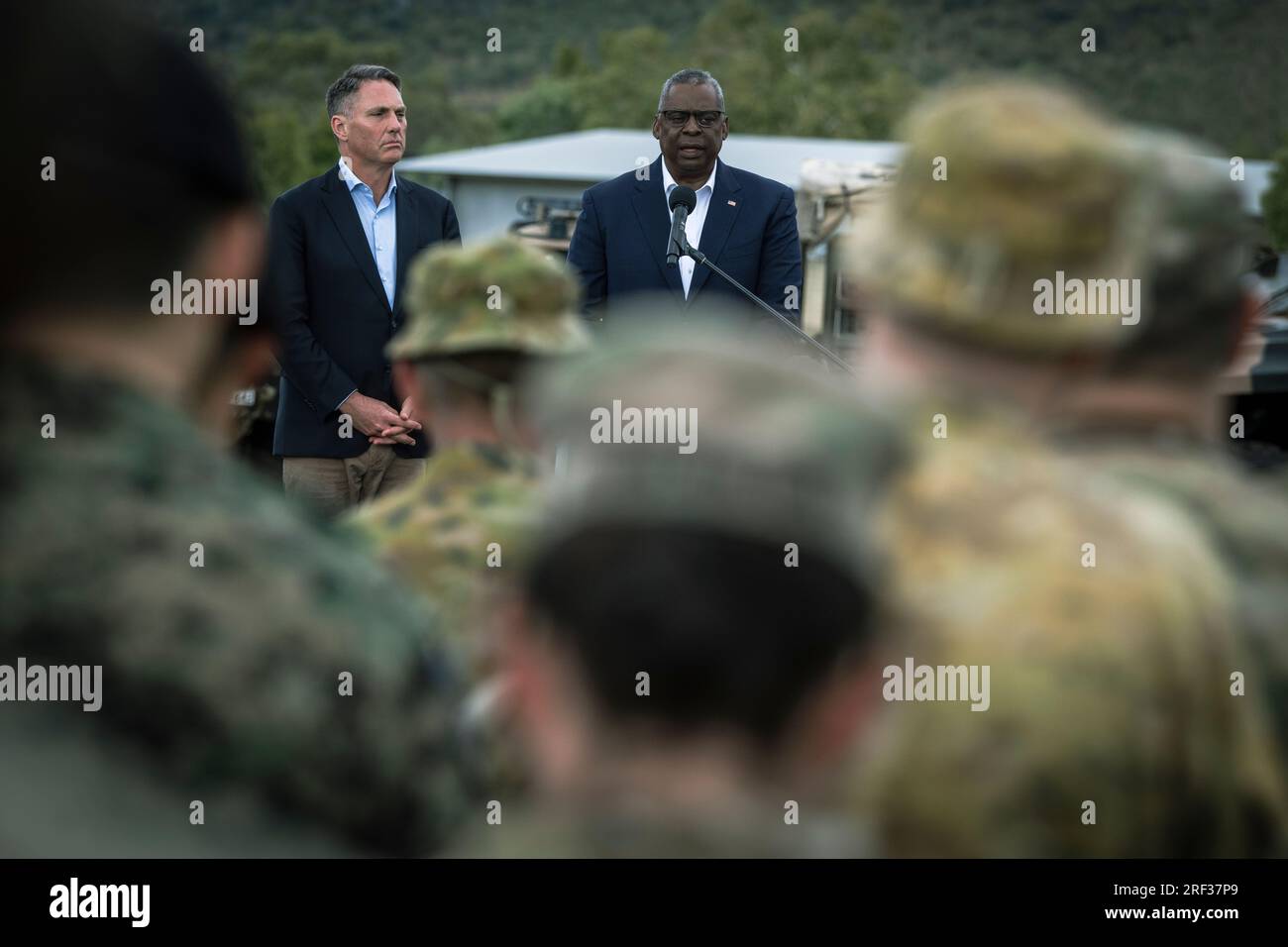 Townsville, Australia. 30 luglio 2023. STATI UNITI Il segretario alla difesa Lloyd Austin, a destra, e il ministro della difesa australiano Richard Marles, a sinistra, si rivolgono alle truppe americane e australiane durante l'esercitazione militare multilaterale Talisman Sabre, il 30 luglio 2023 a Townsville, Queensland, Australia. Crediti: Chad McNeeley/DOD/Alamy Live News Foto Stock