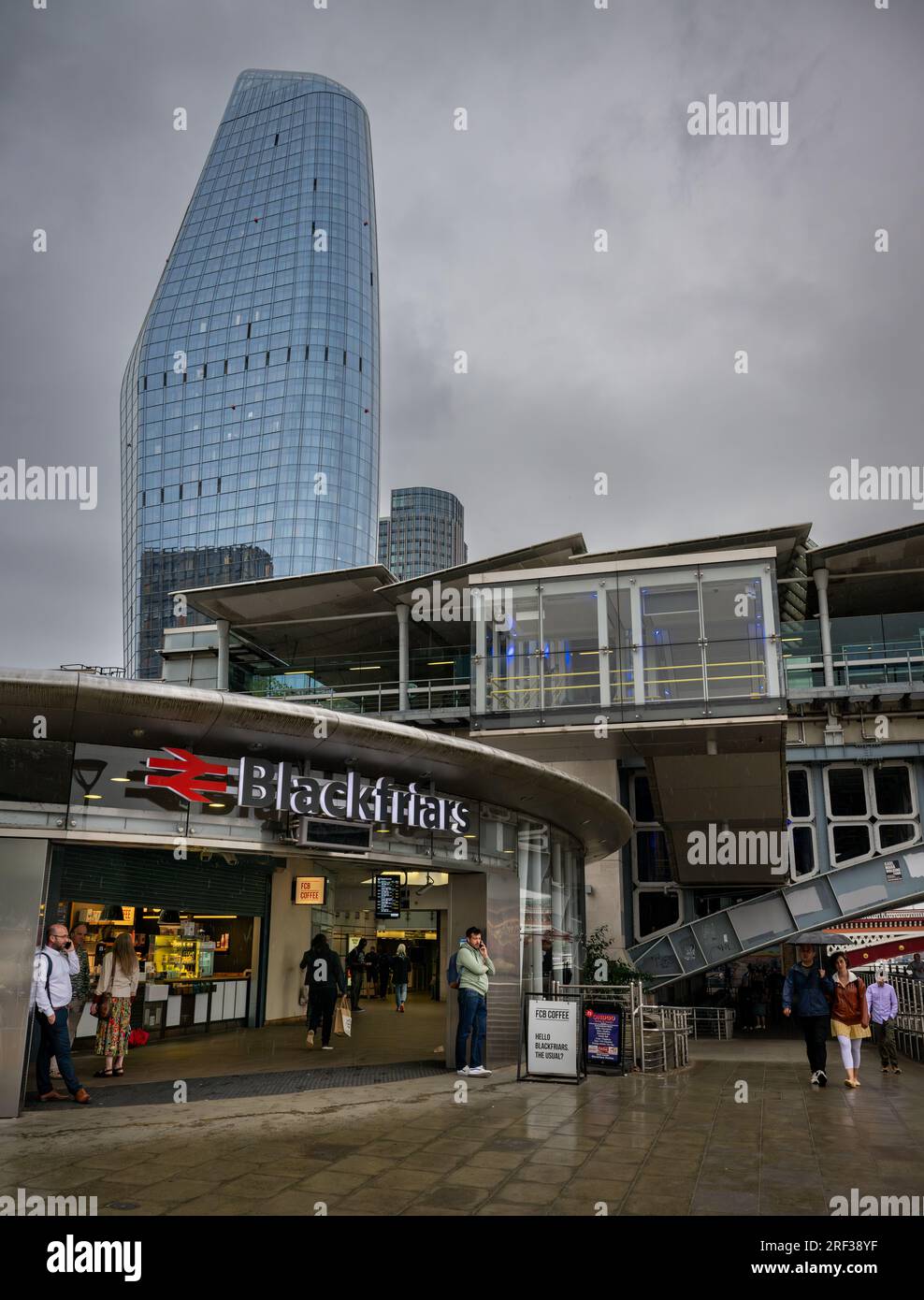Londra, Regno Unito: Stazione ferroviaria di Blackfriars nel quartiere londinese di Southwark. Ingresso sul lato sud del Tamigi con un Blackfriars dietro Foto Stock