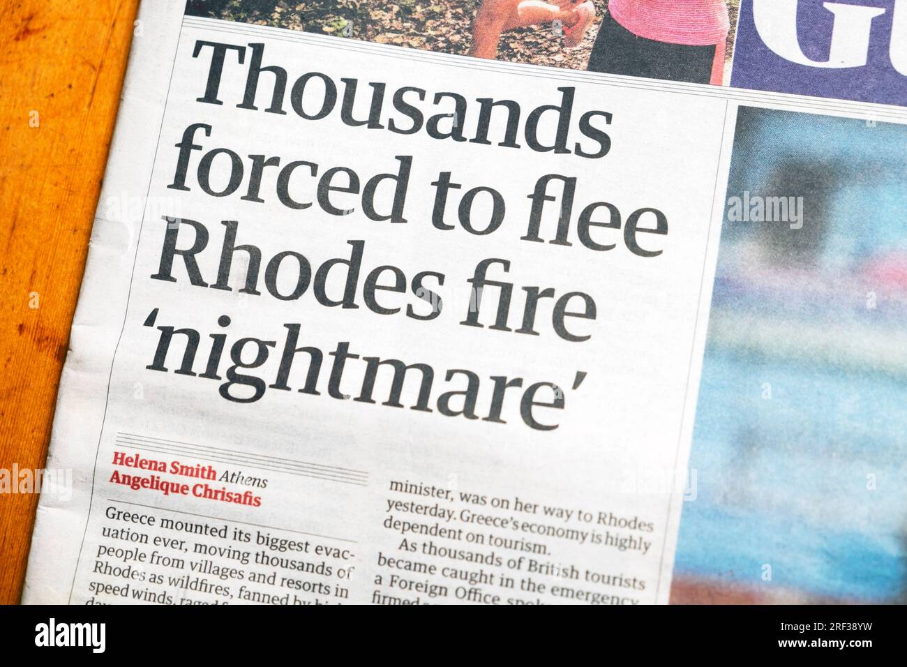 "Migliaia di persone costrette a fuggire dall'incendio di Rodi "incubo" il quotidiano Guardian prima pagina dell'articolo sul turismo degli incendi boschivi in Grecia il 24 luglio 2023 Londra Regno Unito Foto Stock