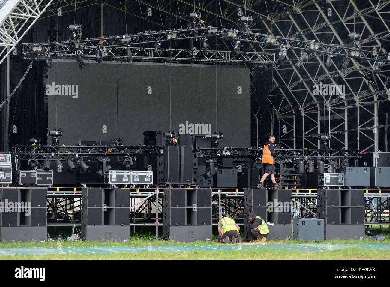 Allestire un grande palcoscenico al Womad Festival, Regno Unito Foto Stock