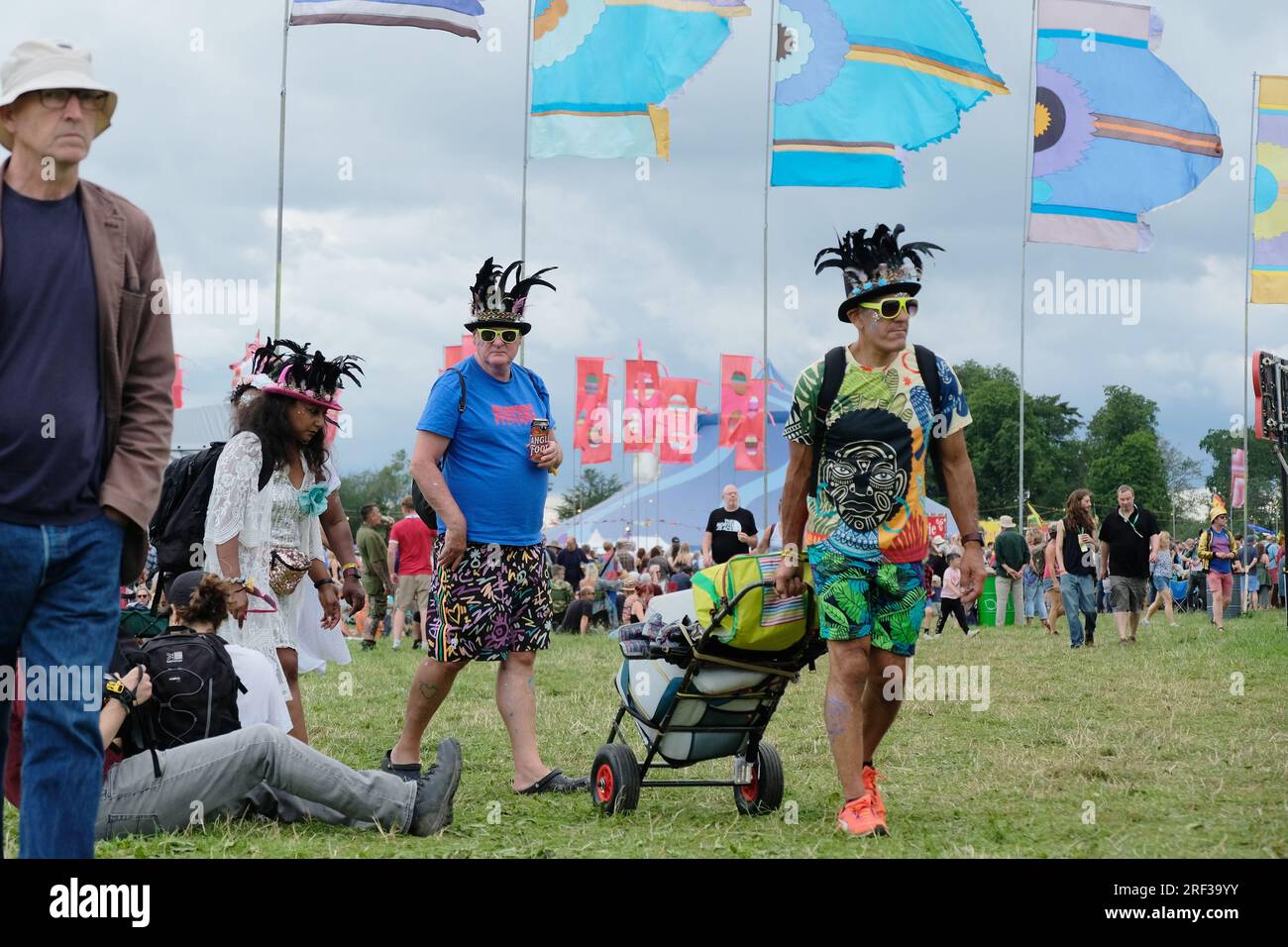 Due uomini di mezza età in abiti da festival al Womad festival 2023. Foto Stock