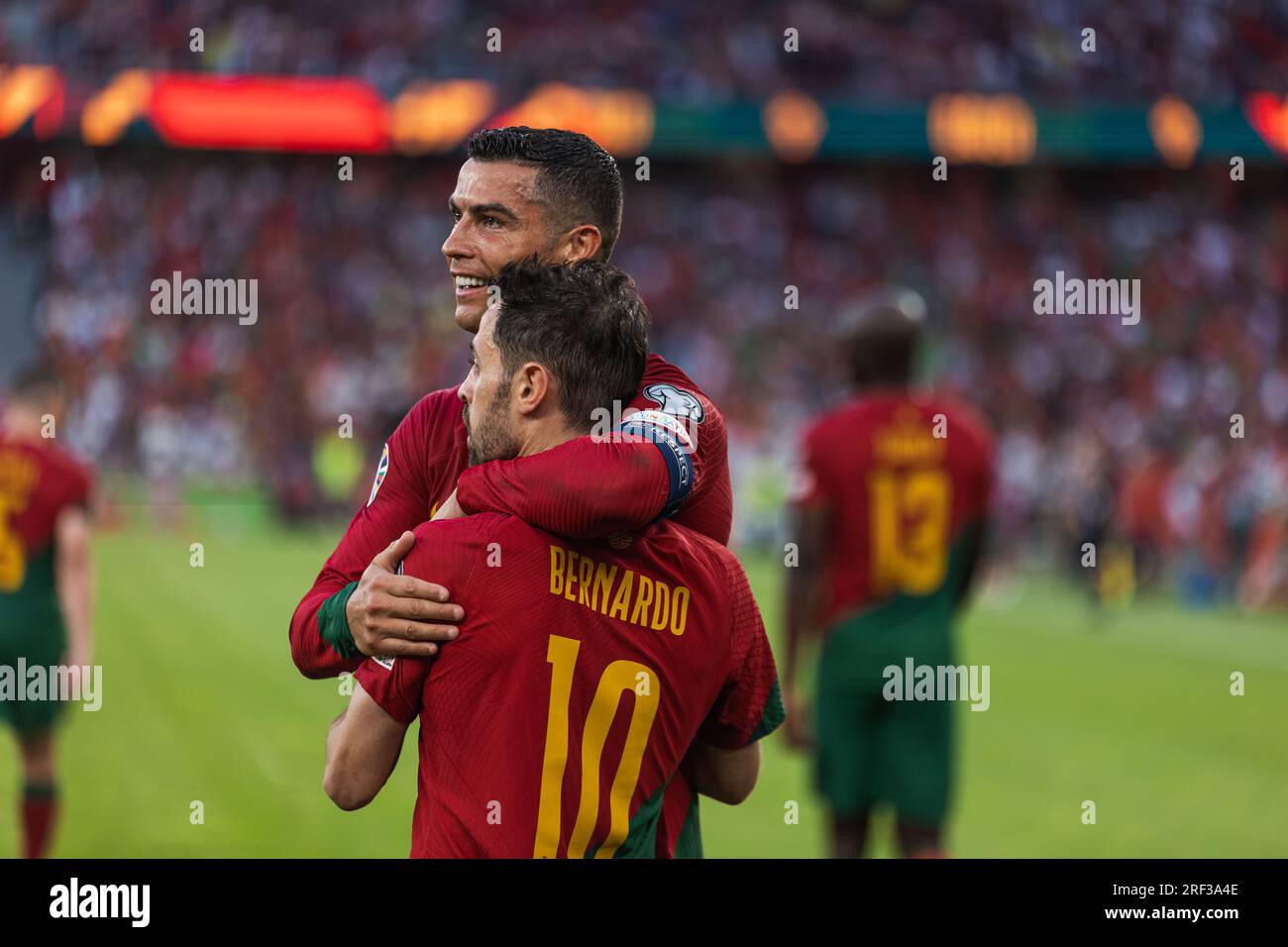 Cristiano Ronaldo festeggia con Bernardo Silva durante la partita di qualificazione a Euro 2024 tra le squadre nazionali di Portogallo e Bosnia ed Herzegovin Foto Stock