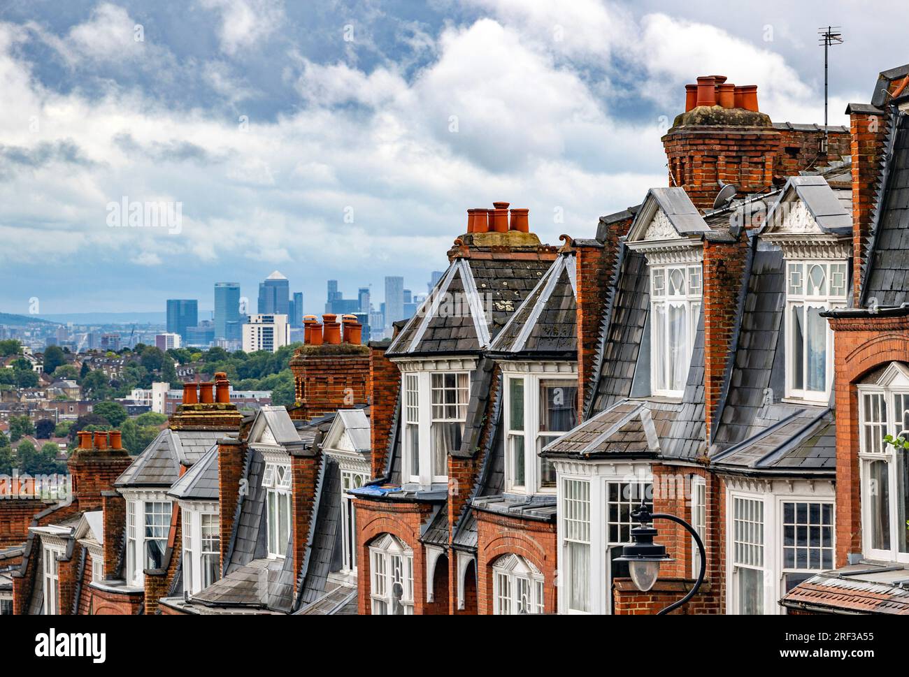 PIC mostra: Le nuvole di tempesta su Londra mentre la capitale entra nell'agosto 2023 i prezzi delle case sono minacciati dai tassi dei mutui PIC gavin rodgers/pixel8000 Foto Stock