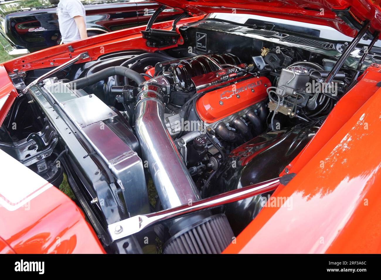 Motore V8 personalizzato in un'auto d'epoca. Foto Stock