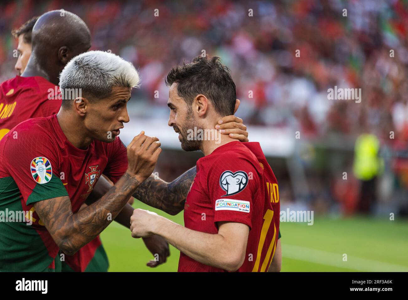 Bernardo Silva e Joao Cancelo festeggiano dopo aver segnato un gol durante la partita di qualificazione a Euro 2024 tra le squadre nazionali di Portogallo e Bosnia e. Foto Stock