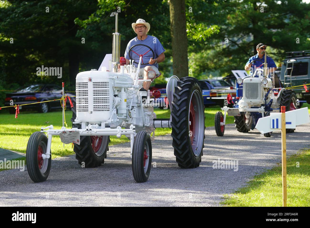 Trattore agricolo internazionale d'epoca a una mostra di automobili. Foto Stock