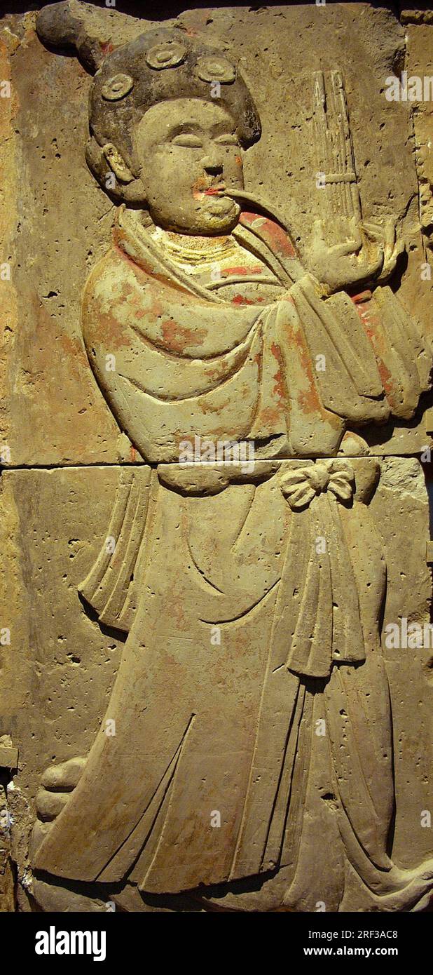 Stele en terre cuite avec musicienne, dynastie Tang (618-907), decouverte dans la province de Shaanxi, Musee de la foret de Steles a Xian. Foto Stock