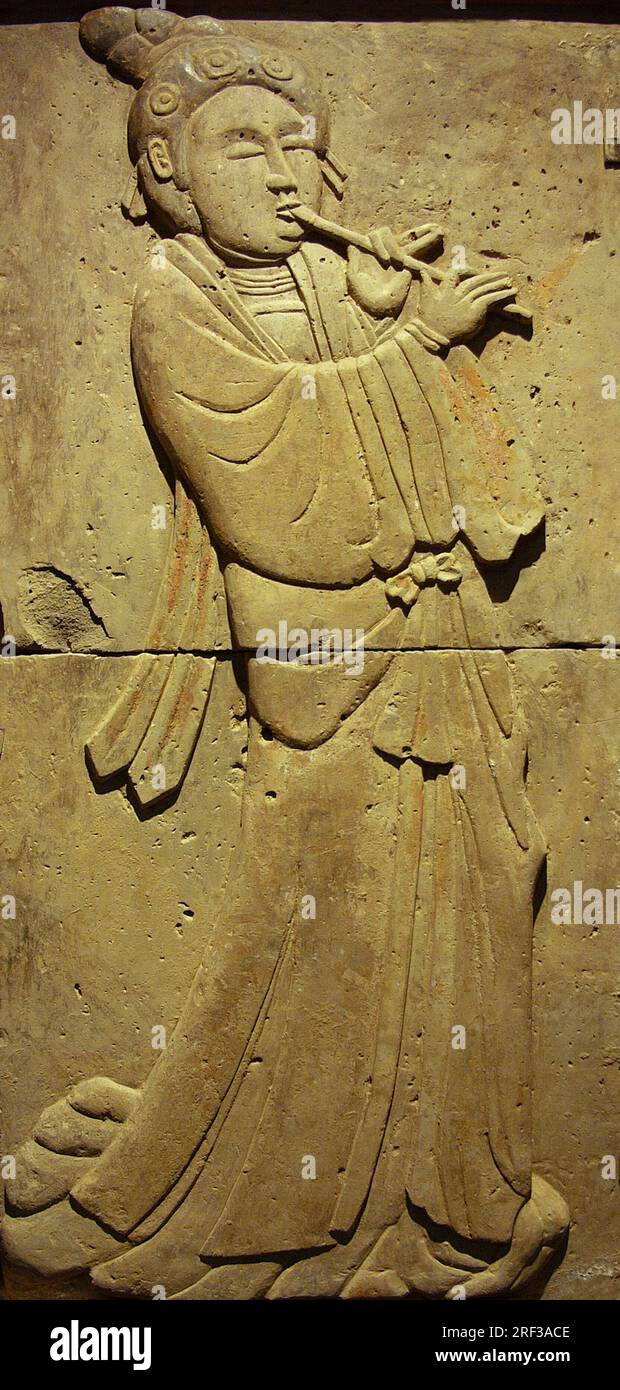 Stele en terre cuite avec musicienne, dynastie Tang (618-907), decouverte dans la province de Shaanxi, Musee de la foret de Steles a Xian. Foto Stock