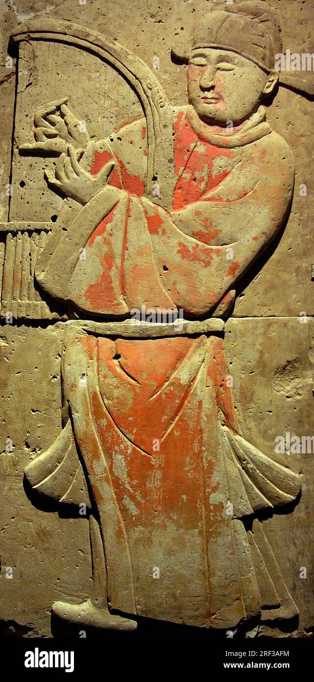 Stele en terre cuite avec musicien, dynastie Tang (618-907), decouverte dans la province de Shaanxi, Musee de la foret de Steles a Xian. Foto Stock