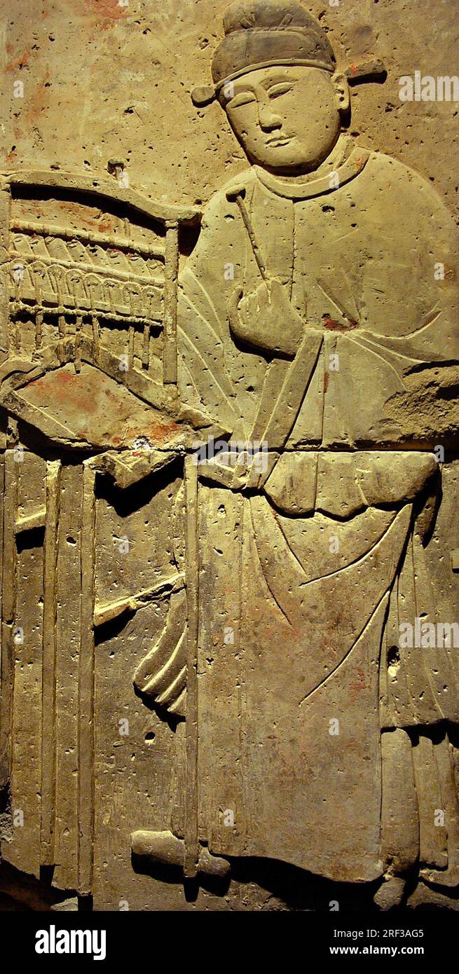 Stele en terre cuite avec musicien, dynastie Tang (618-907), decouverte dans la province de Shaanxi, Musee de la foret de Steles a Xian. Foto Stock