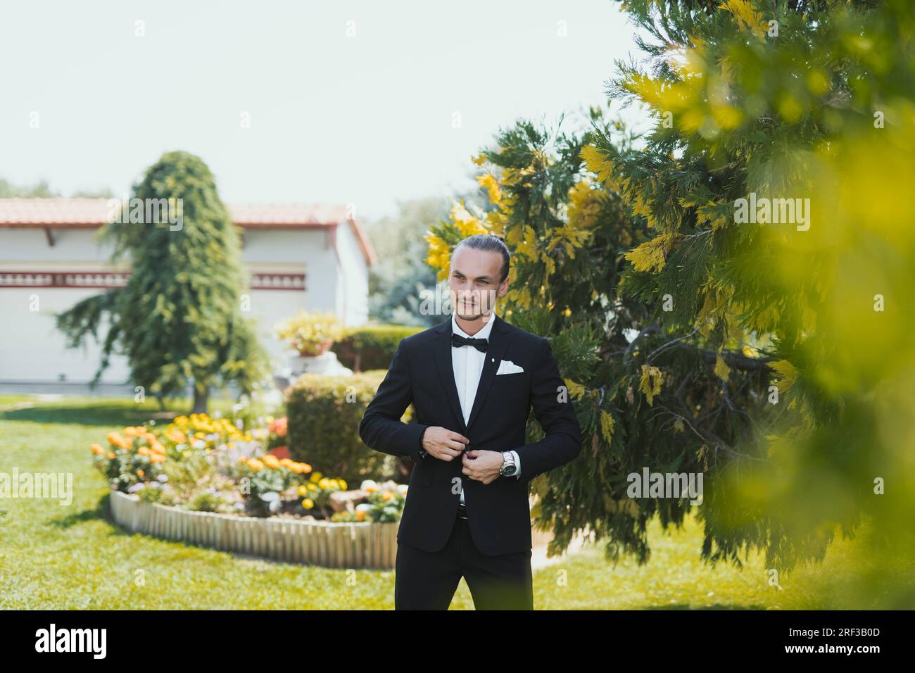 Bräutigam im stilvollen Anzug Foto Stock