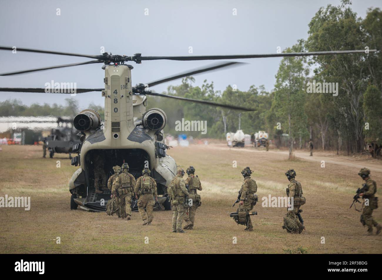 Townsland, Australia. 26 luglio 2023. I soldati australiani caricano in un U.S. Elicottero Army CH-47 Chinook, assegnato alla 16th Combat Aviation Brigade, Task Force Warhawk, Battle Group Griffin, per una missione di assalto aereo durante l'esercitazione multilaterale Talisman Sabre, 26 luglio 2023 a Townsville, Queensland, Australia. Credito: Sgt. Ashunteia Smith/U.S. Army/Alamy Live News Foto Stock