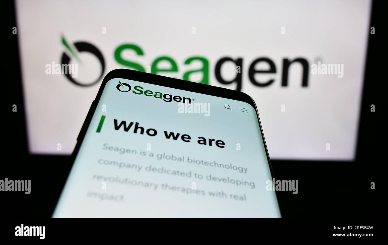 Smartphone con pagina Web dell'azienda statunitense di biotecnologia Seagen Inc. Sullo schermo davanti al logo aziendale. Mettere a fuoco in alto a sinistra sul display del telefono. Foto Stock