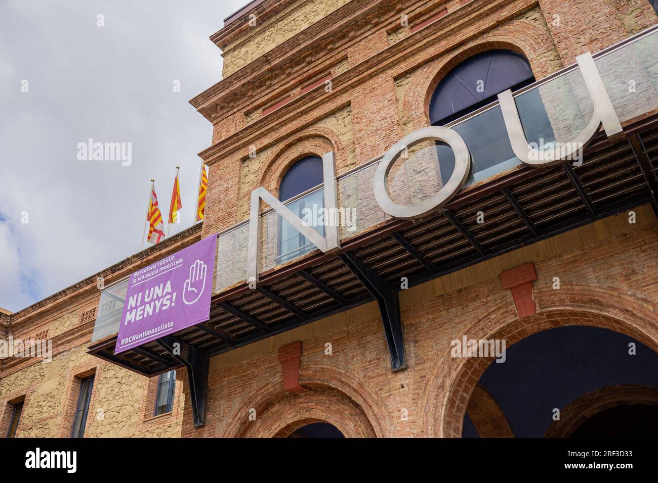 Barcellona, Barcellona, Spagna. 31 luglio 2023. Protesta e minuto di silenzio a Nou Barris contro l'assassinio sessista di una donna di 29 anni per mano del suo partner di 39 anni, che è già stato arrestato dalle autorità. E' il secondo omicidio sessista a Barcellona in una settimana. (Immagine di credito: © Marc Asensio Clupes/ZUMA Press Wire) SOLO USO EDITORIALE! Non per USO commerciale! Foto Stock