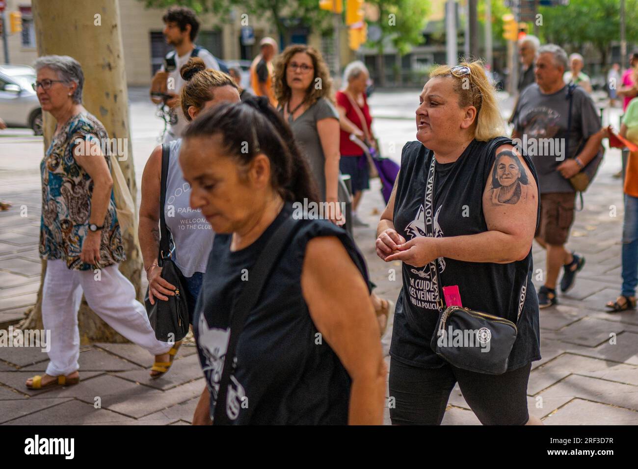 Barcellona, Barcellona, Spagna. 31 luglio 2023. Protesta e minuto di silenzio a Nou Barris contro l'assassinio sessista di una donna di 29 anni per mano del suo partner di 39 anni, che è già stato arrestato dalle autorità. E' il secondo omicidio sessista a Barcellona in una settimana. (Immagine di credito: © Marc Asensio Clupes/ZUMA Press Wire) SOLO USO EDITORIALE! Non per USO commerciale! Foto Stock