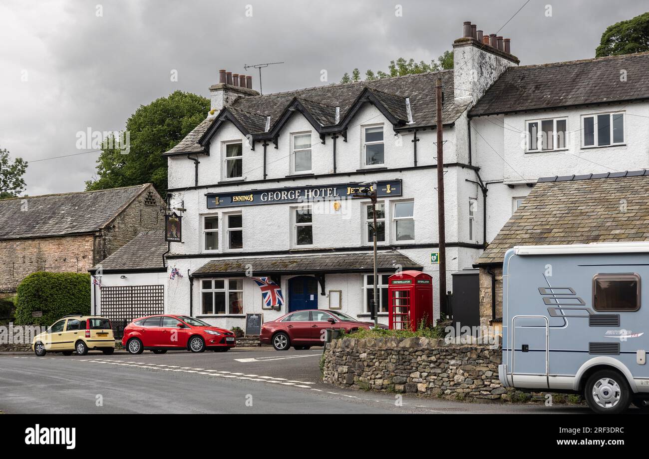 In un pomeriggio coperto, l'altezza frontale del George Hotel, Orton in Westmorland Foto Stock