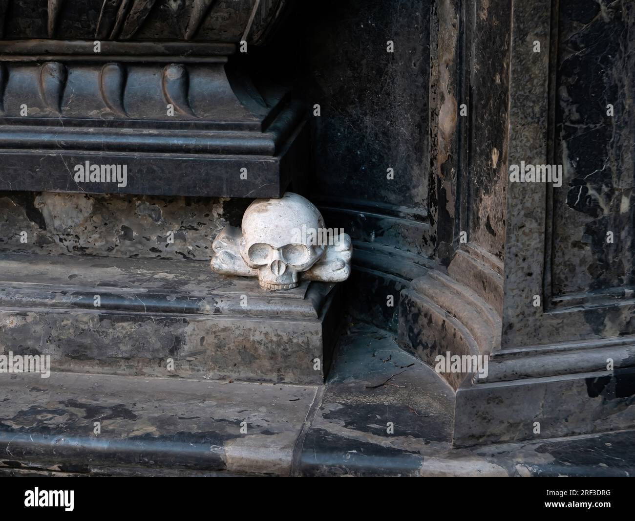 Vecchio teschio bianco scolpito con ossa dettagli architettonici antichi, primo piano. Simbolo della morte, memento mori arte medievale simbolismo semplice concetto astratto, Foto Stock