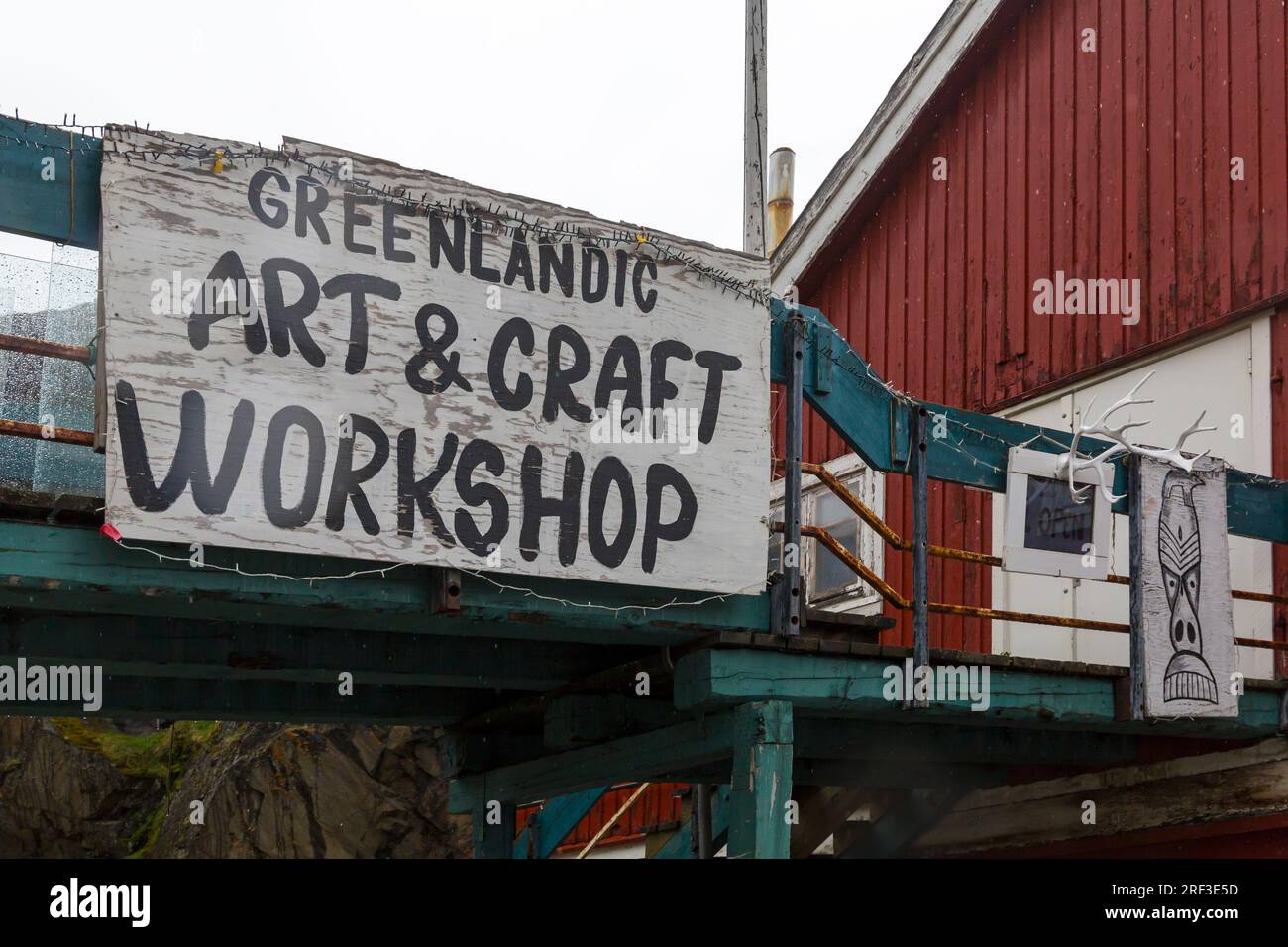 Insegna Greenlandic Art & Craft Workshop a Sisimiut, Groenlandia, in una giornata piovosa e umida a luglio Foto Stock