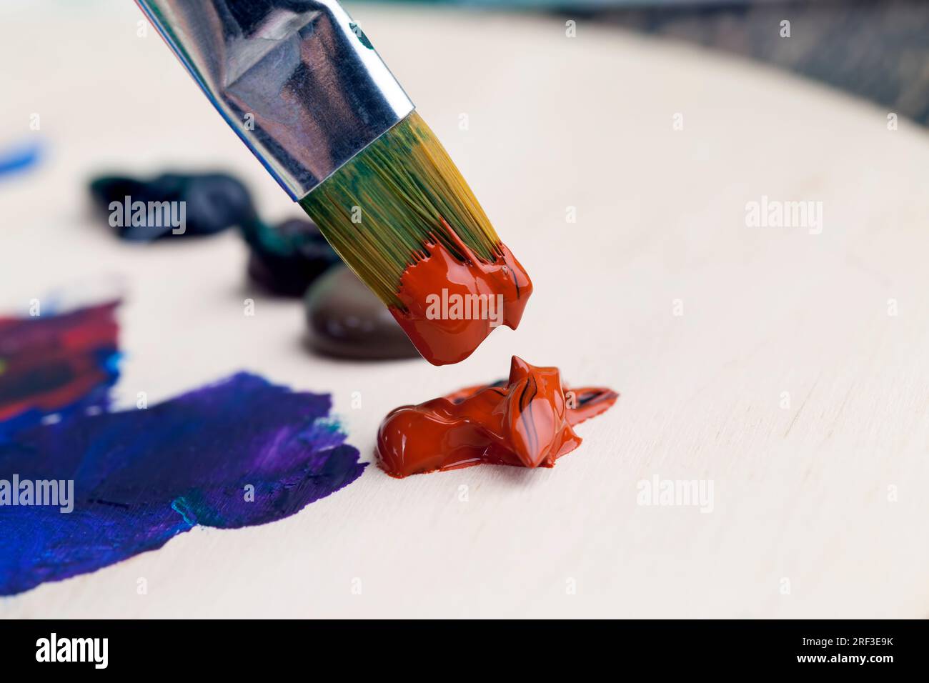 tubi di vernice acrilica per la pittura di immagini, vernici acriliche per disegni creativi, il processo creativo di disegno utilizzando vernice acrilica Foto Stock