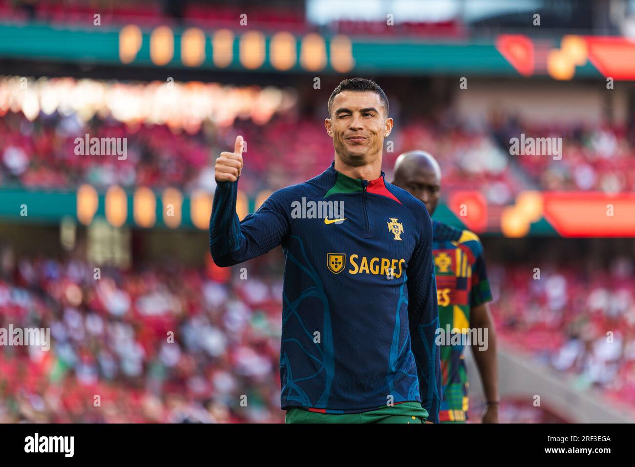 Cristiano Ronaldo si sta riscaldando prima della partita di qualificazione a Euro 2024 tra le squadre nazionali di Portogallo e Bosnia-Erzegovina all'Estadio da Luz Foto Stock