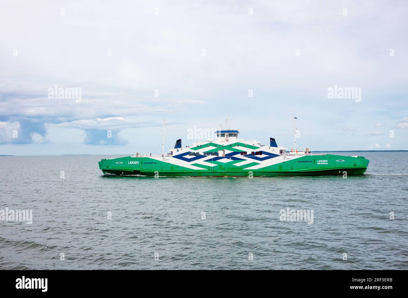 Heltermaa, Hiiu County, Estonia. 27LUG 2023. Green Ferry chiamato Leiger sul Mar Baltico, trasporto tra il porto di Rohuküla e l'isola di Hiiumaa. Foto Stock