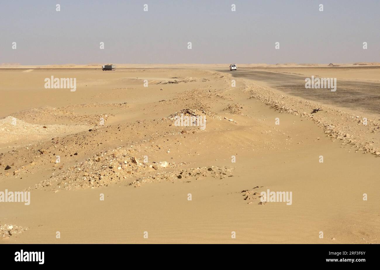 Strada nel deserto libico in Egitto Foto Stock