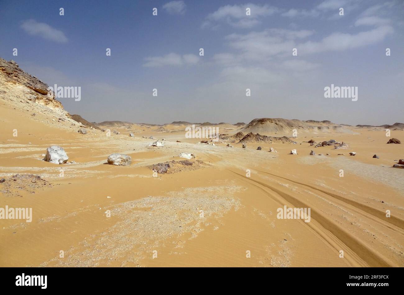 Il deserto libico in Egitto con la strada terrestre Foto Stock