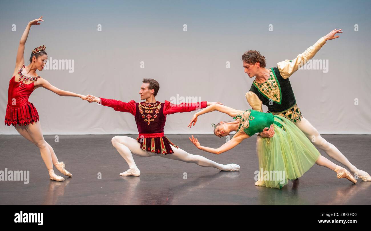 Royal Opera House, Londra, Regno Unito. 31 luglio 2023. L'Australian Ballet torna alla Royal Opera House per la prima volta in 35 anni come culmine delle sue celebrazioni annuali per il 60° anniversario con spettacoli dal 2-6 agosto. Immagine: Vetrina dei media estivi alla Royal Opera House, Clore Studio in vista degli spettacoli della stagione londinese 2023 dell'Australian Ballet, con un'anteprima in anteprima dai Jewels di George Balanchine, ambientati sulla musica di Fauré, Stravinsky e Tchaikovsky. Immagine: I principali artisti Ako Kondo e Brett Chynoweth (Rubies) e i principali artisti Sharni Spencer e Callum Linnane (Emer Foto Stock