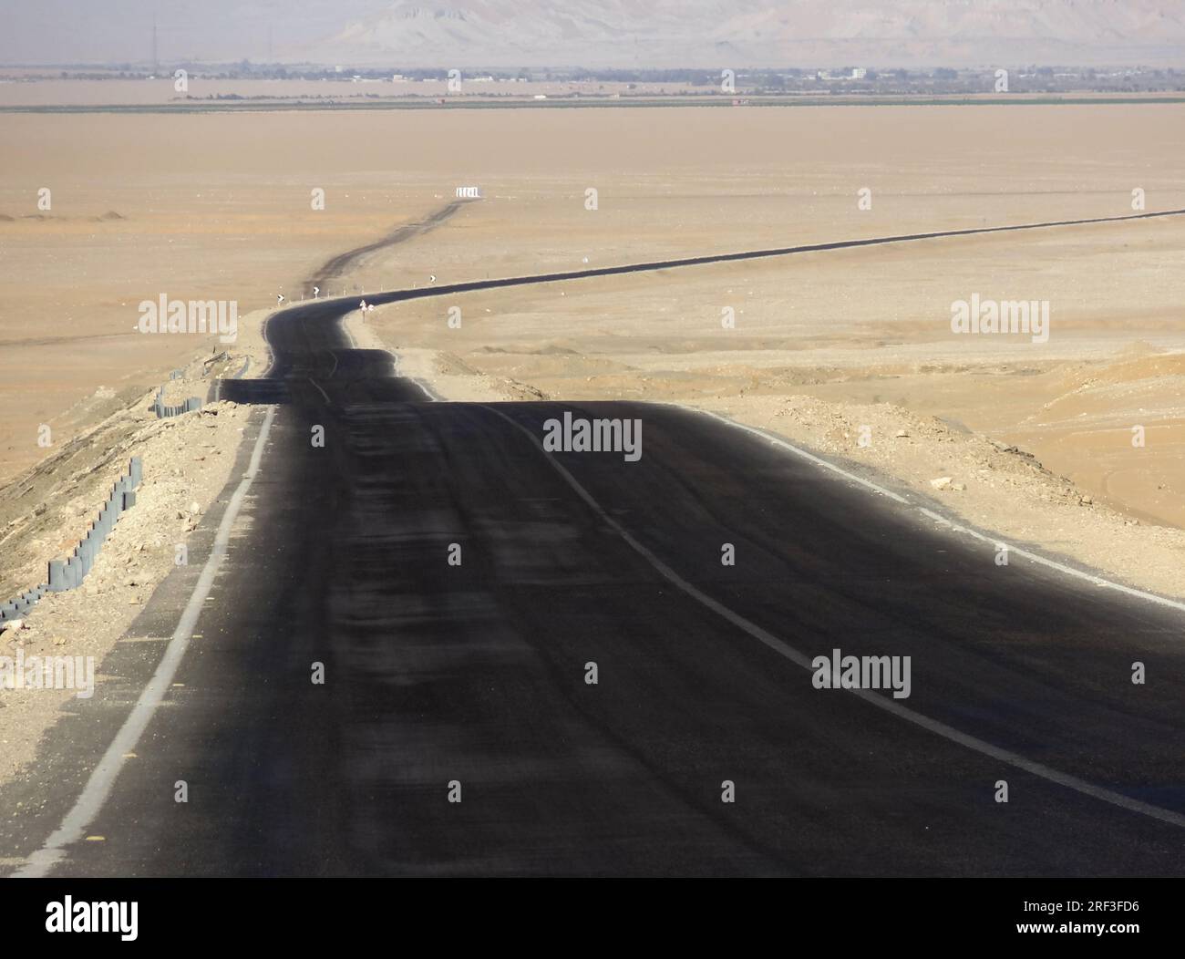 Strada nel deserto libico in Egitto Foto Stock