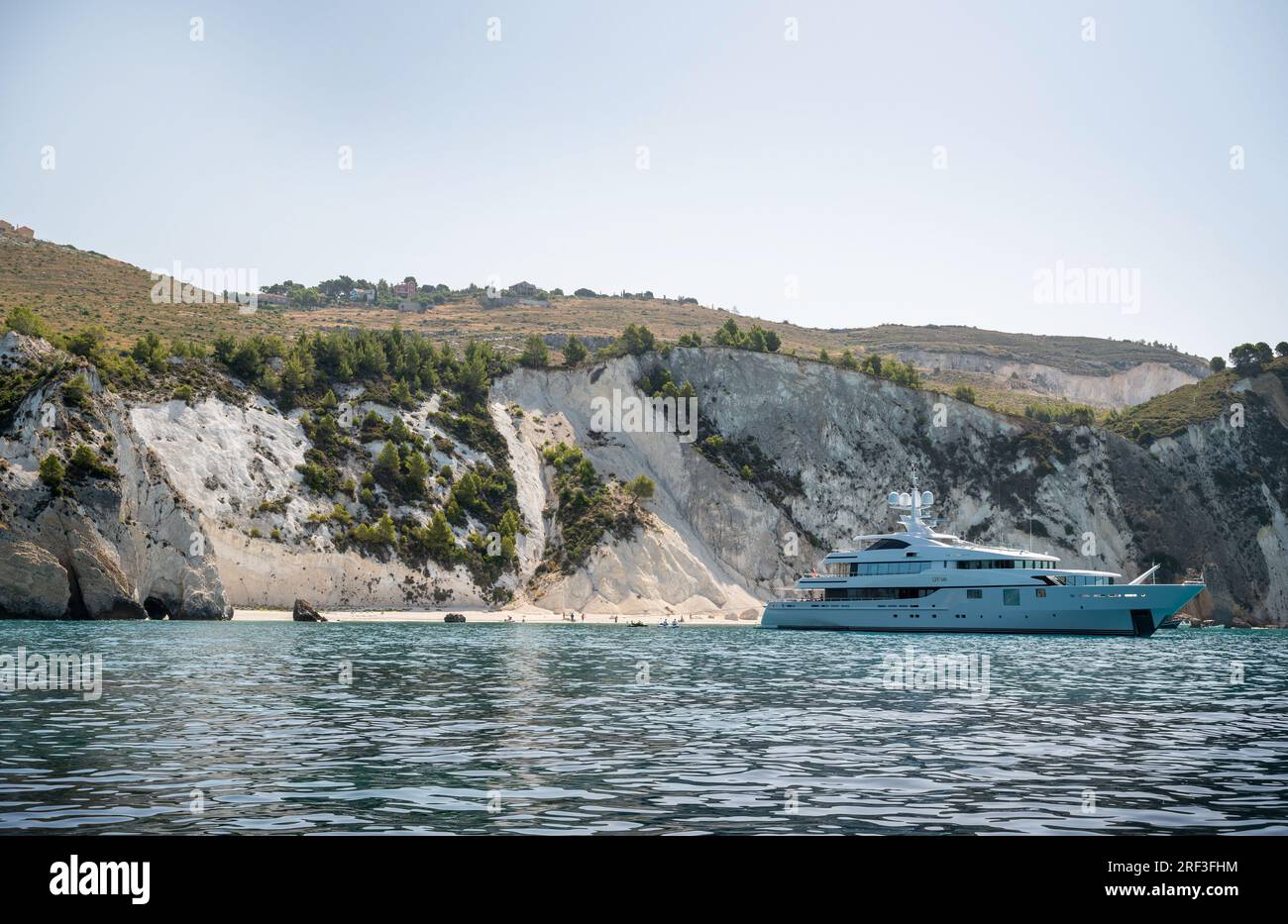 Tour in barca nelle pittoresche spiagge intorno a Cefalonia Foto Stock