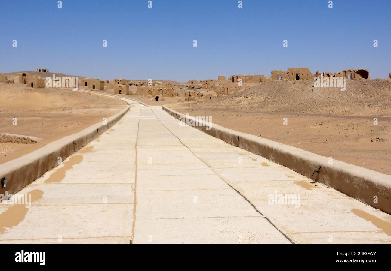 Strada e lontana rovina il deserto libico in Egitto Foto Stock