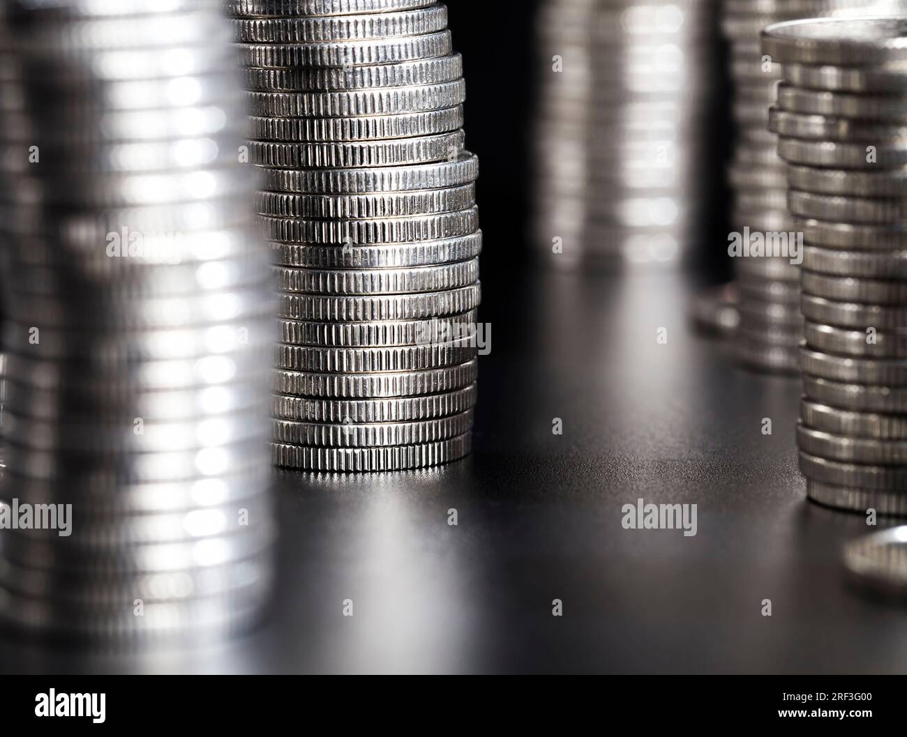 monete con una tonalità argentea e fatte di leghe metalliche, il closeup delle monete è usato come mezzo legale di pagamento, le monete hanno difetti dopo il loro uso Foto Stock