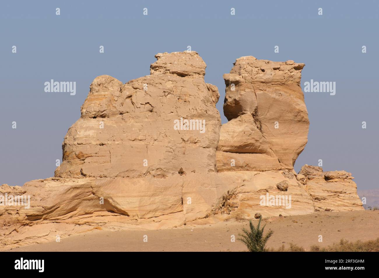 A forma di camel rock formazione vicino Gabbanat el Bagawat in Egitto Foto Stock