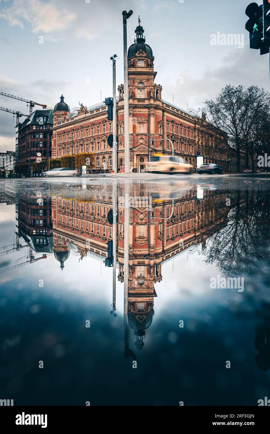 Città portuale, Speicherstadt ad Amburgo. I bellissimi edifici in mattoni rossi sono tipici di questi magazzini che venivano utilizzati per immagazzinare merci da tutto il mondo Foto Stock