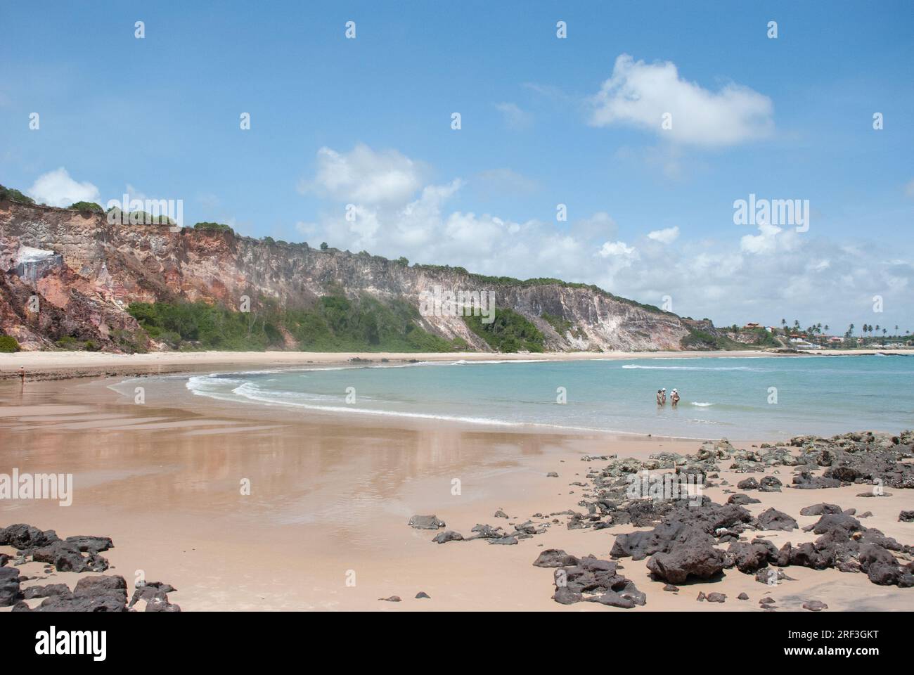 Vista sulla spiaggia di Tabatinga. Spiaggia Paradiso con scogliere e acqua pulita. Situato sulla costa del comune di Conde, nello stato di Paraíba. Foto Stock