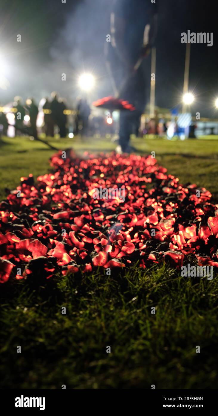 Carbone rastrellato in preparazione alla raccolta fondi Fire Walk del Katharine House Hospice, tenutasi a Banbury il 17 settembre 2021. Foto Stock