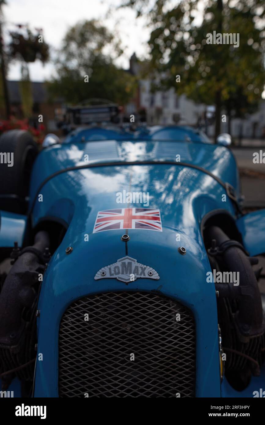 Cofano di una carrozza Lomax blu con tetto aperto parcheggiata lungo la Horse Fair a Banbury, una città mercato nell'Oxfordshire, Regno Unito Foto Stock