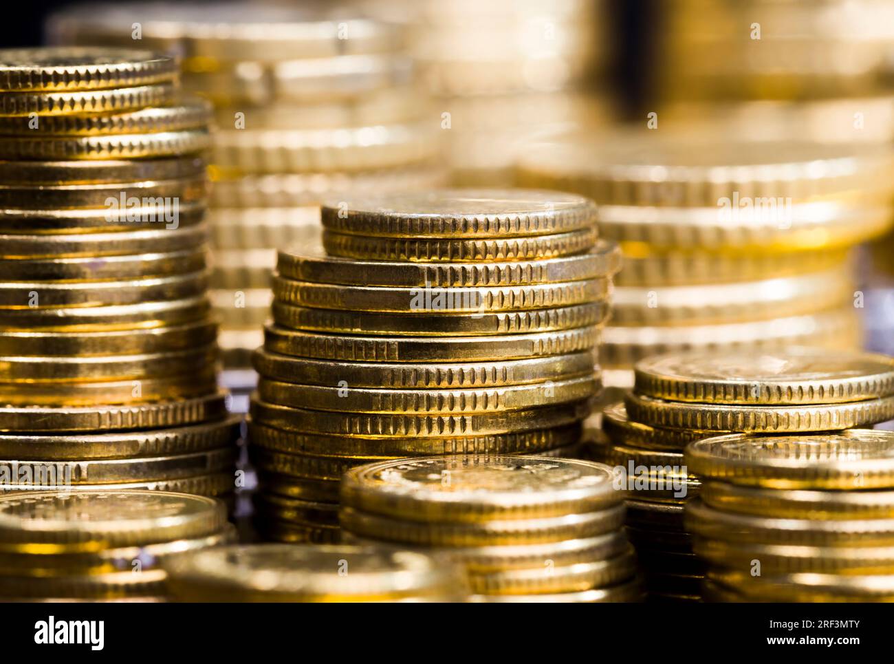 Monete coniate e lavorate per dare loro una tonalità dorata, le monete sono reali e utilizzate come mezzo di pagamento in Polonia, le monete sono vecchie e hanno un po' di def Foto Stock