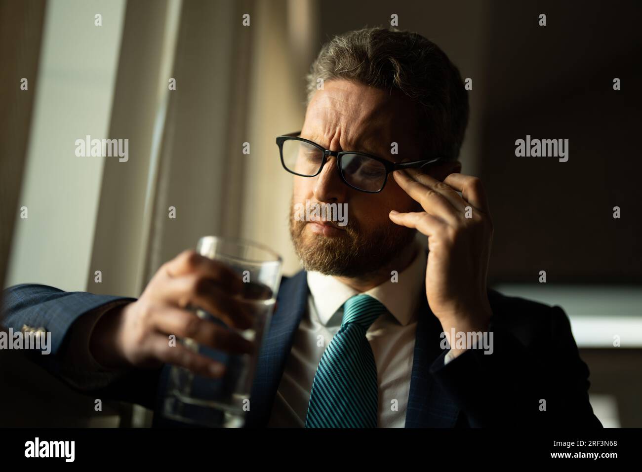 L'uomo stanco sente dolore tenendo gli occhiali strofinare asciutto irritato gli occhi affaticati dal lavoro del computer, l'uomo stressato soffre di mal di testa cattiva visione problema della vista Foto Stock