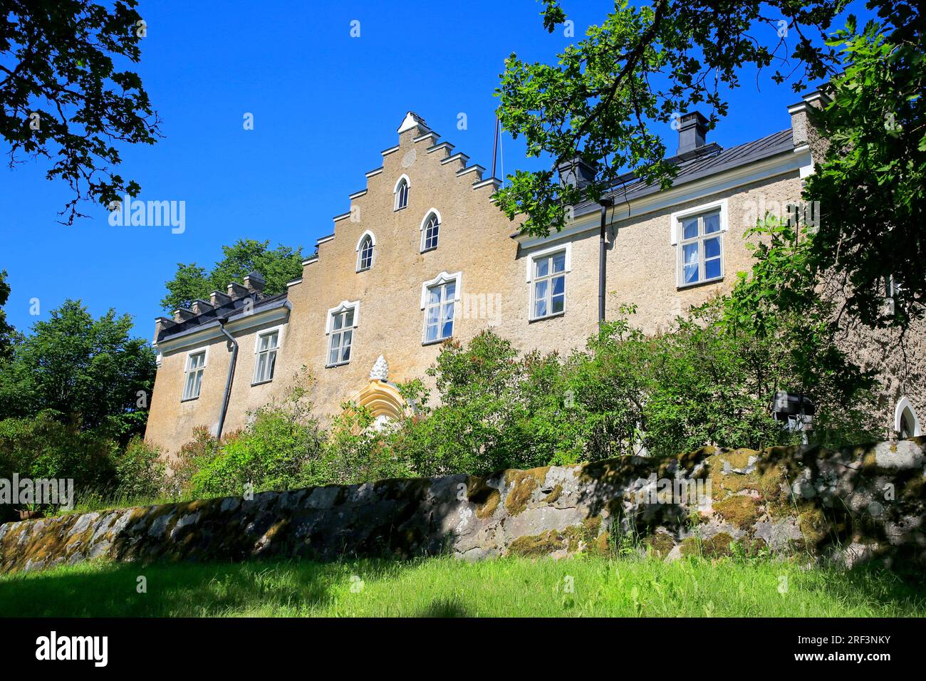 Castello di Suitia Manor, costruito nel 1540-45, e restaurato in stile tardo medievale alla fine degli anni '1890 da August Wrede. Siuntio, Finlandia. Mezza estate, 24 giugno 2022. Foto Stock
