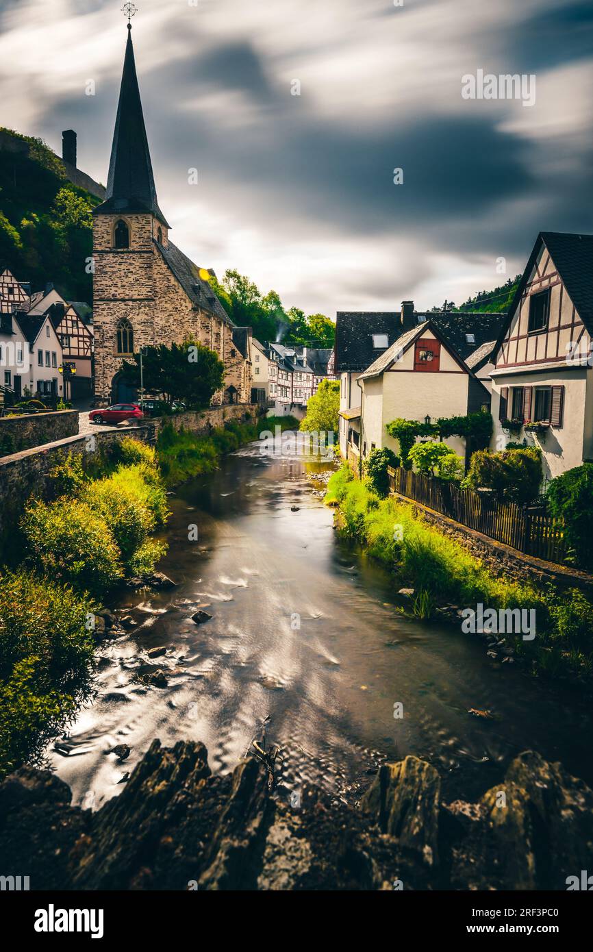 Lo storico villaggio in legno di Monreal, nella Renania Palatinato in Germania, è circondato da una foresta, 2 castelli e un fiume. Le belle case Foto Stock